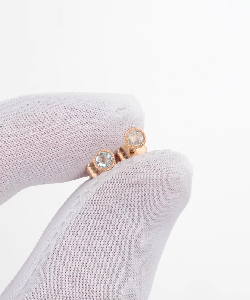 Kultaiset korvakorut zirkoneilla