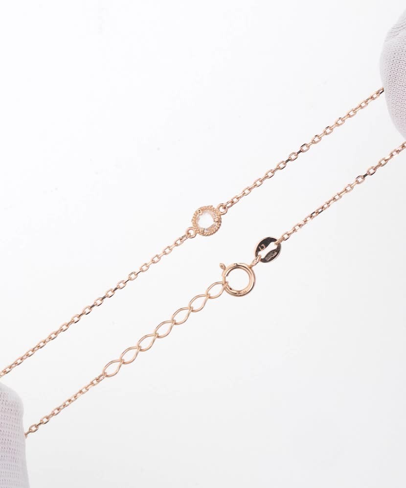 Kultainen rannekoru zirkonailla