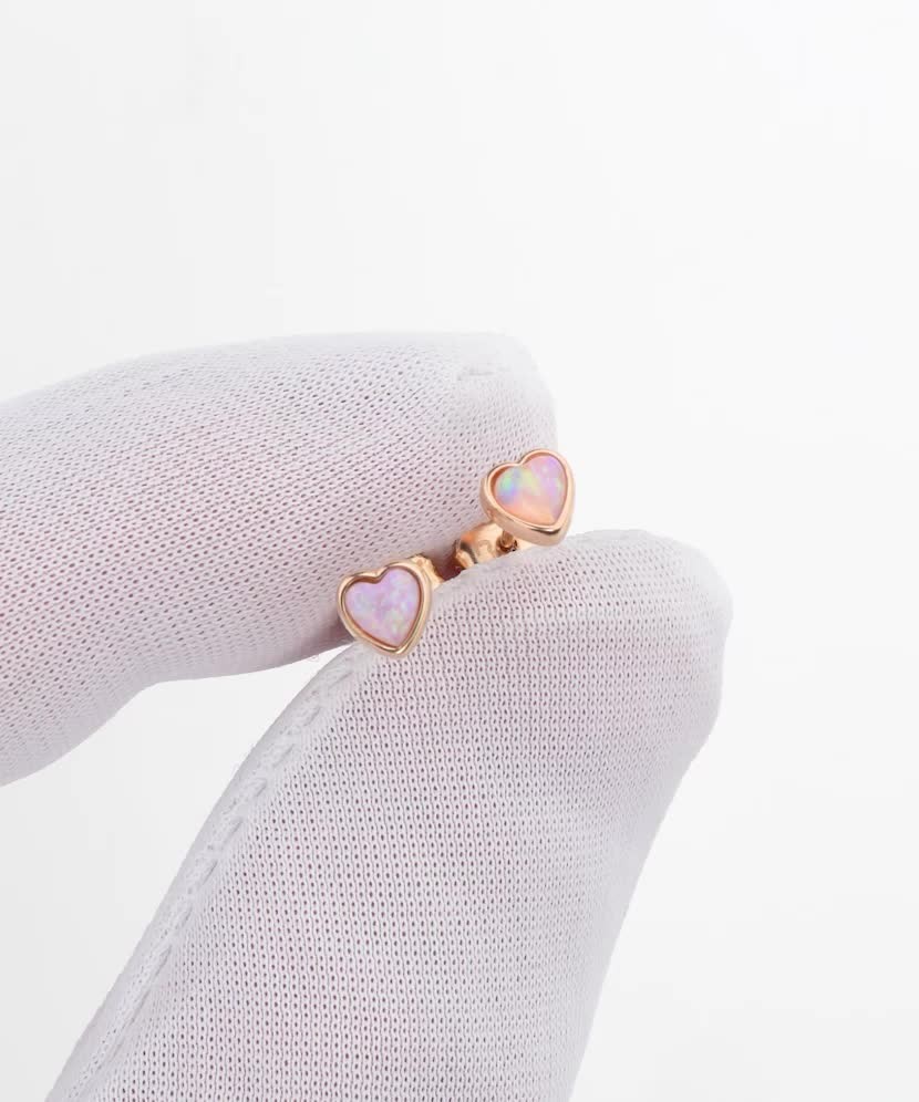 Kultaiset korvakorut opaalilla "sydän"