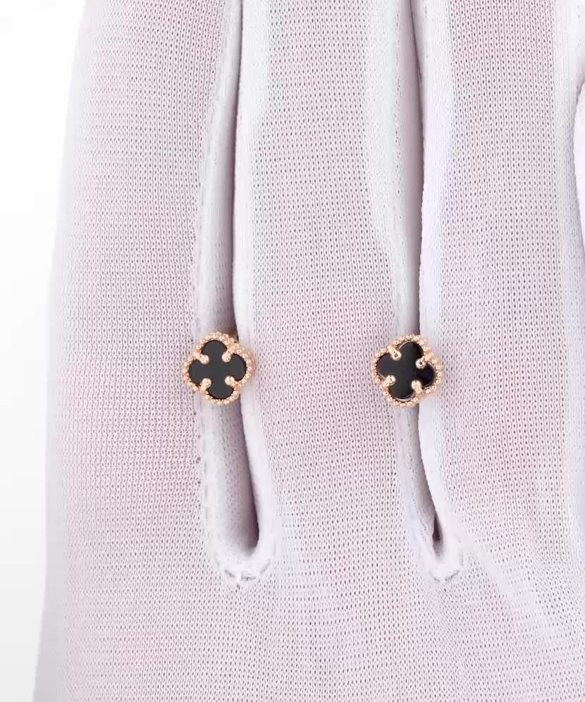 Kultaiset korvakorut onyxilla