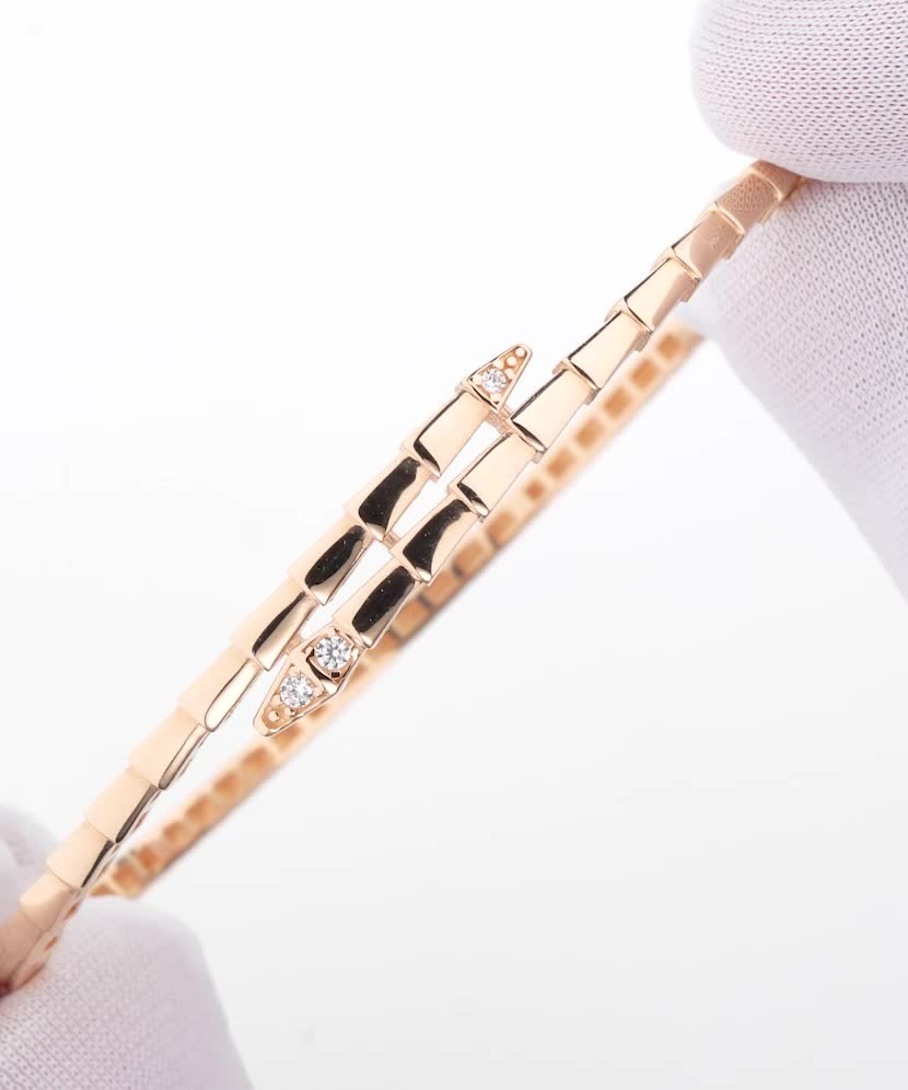 Gold bracelet with zircons