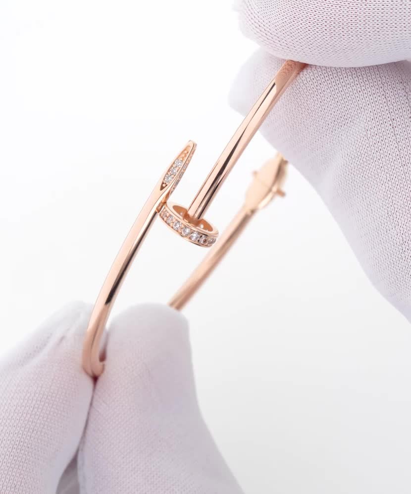 Gold bracelet with zircons