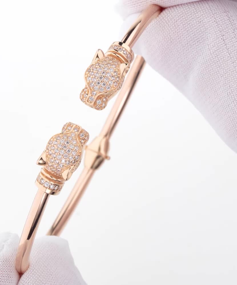 Gold bracelet with zircons