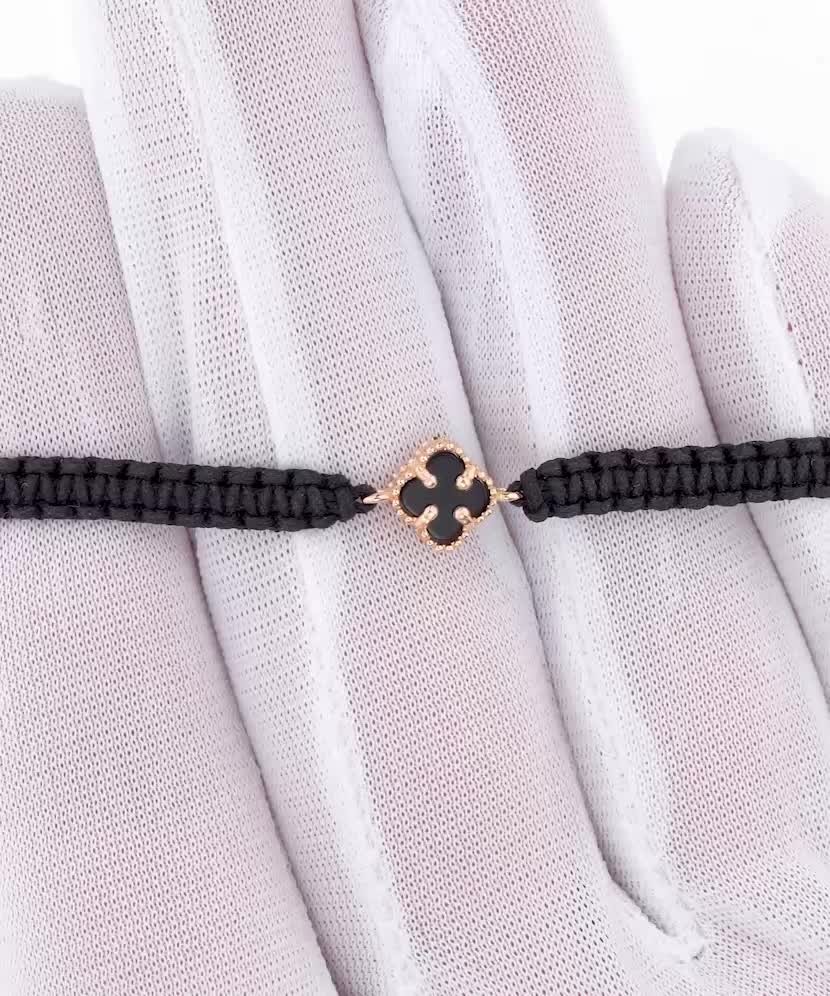 Musta lanka rannekoru kullalla ja oniksilla