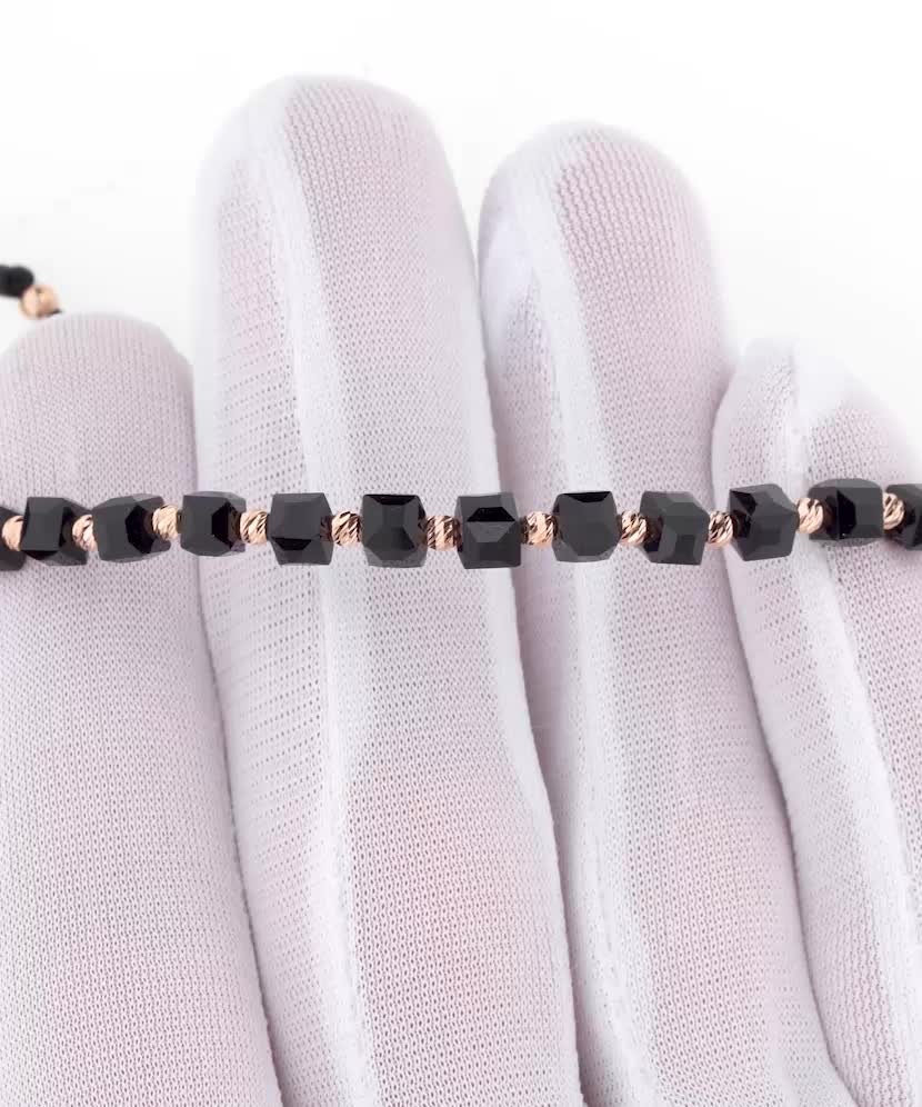 Musta lanka rannekoru kullalla ja oniksilla