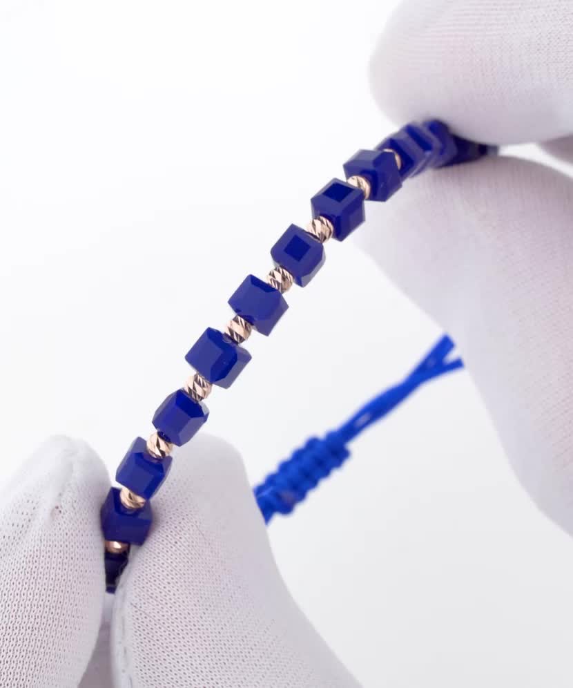 Sininen tarjoaa rannekorun kullan kanssaja onyxilla