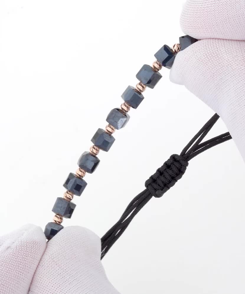 Musta lanka Ranneko rukullan kanssa ja hematiiteilla