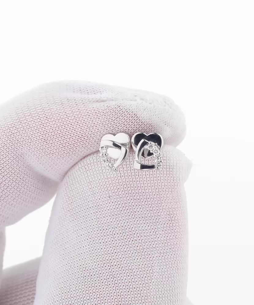 Valkokultaiset korvakorut timanteilla