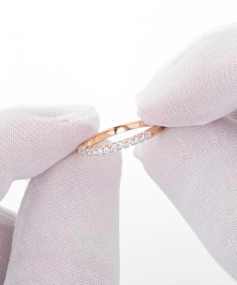 Kultasormus timanteilla