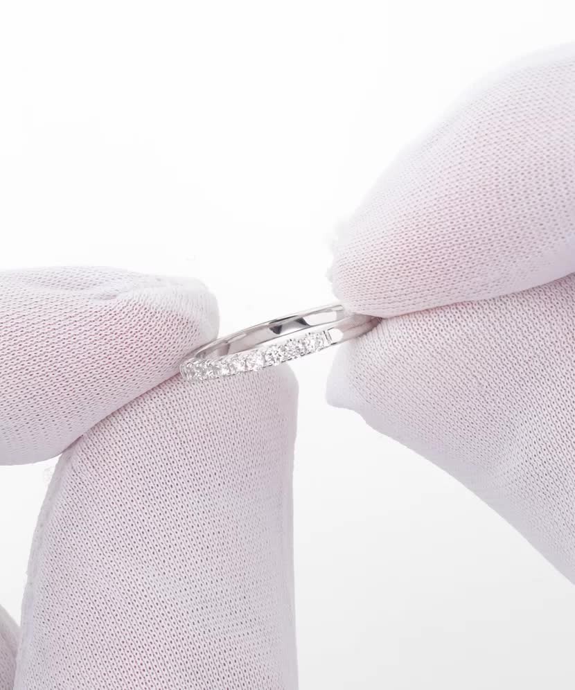 Valkokultainen sormus timanteilla