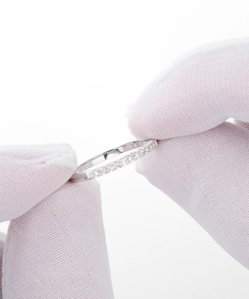 Valkokultainen sormus timanteilla