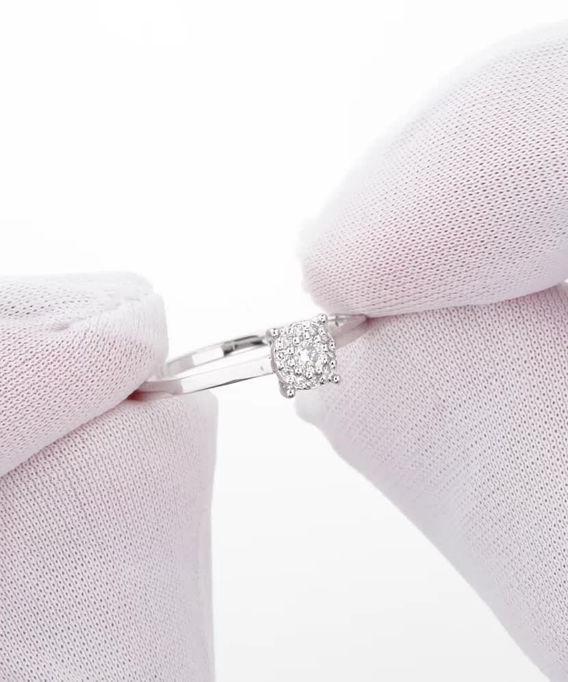 Valkokultainen sormus timanteilla