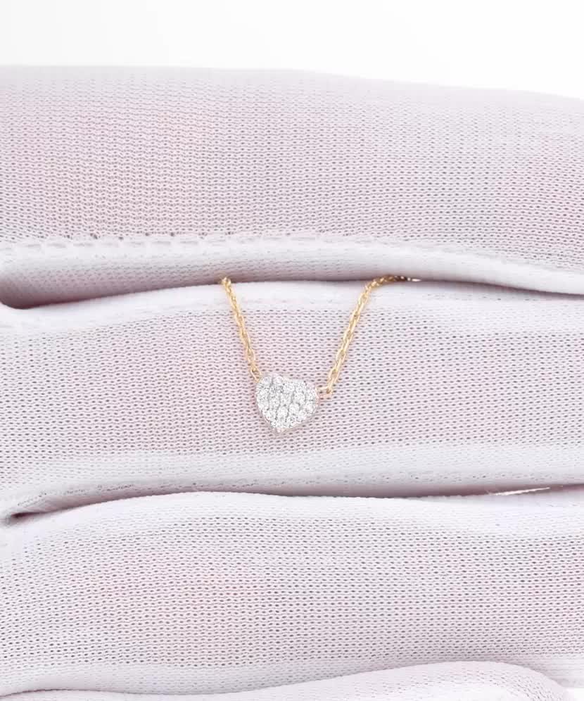 Keltainen kultaketju timanttiriipuksella