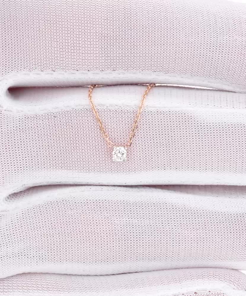 Kultaketju loistavalla riipuksella