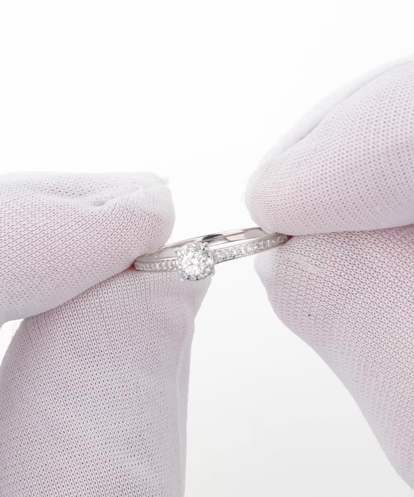 Valkokultainen sormus timanteilla