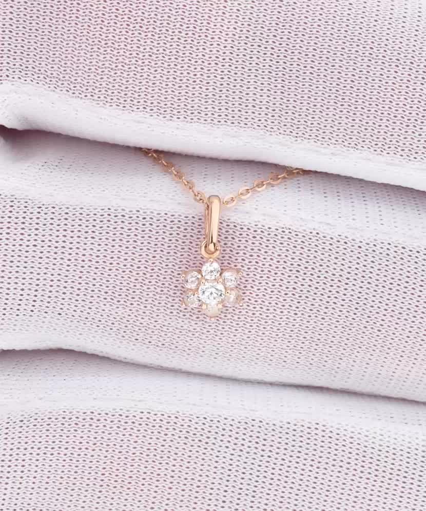 Kultainen riipus zirkoneilla