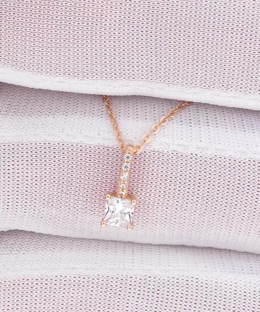 Kultainen riipus zirkoneilla