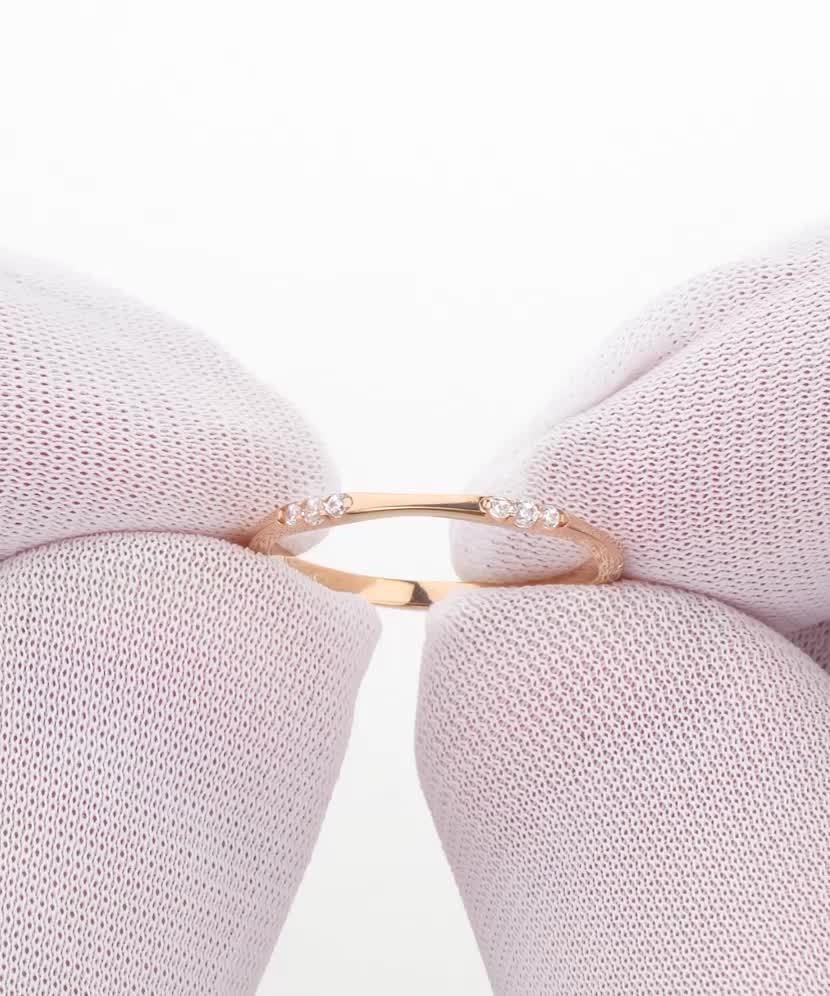 Gold ring with zircons