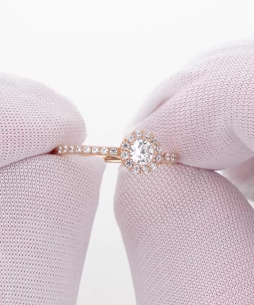 Gold ring with zircons