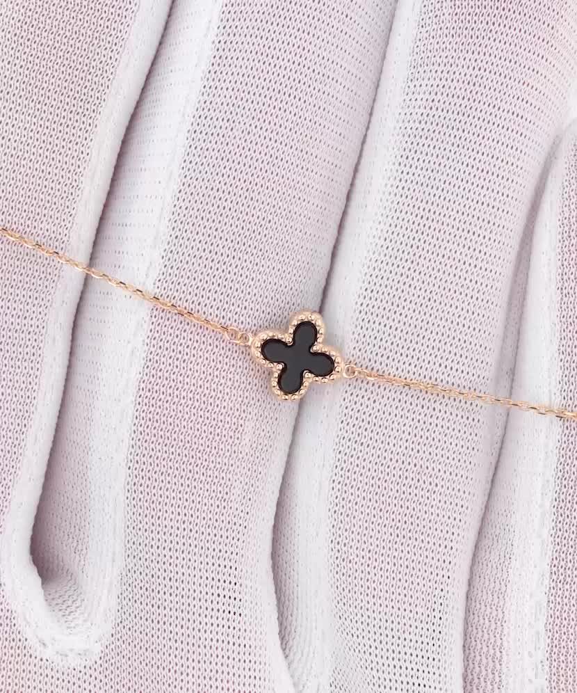 Gold bracelet with onyx