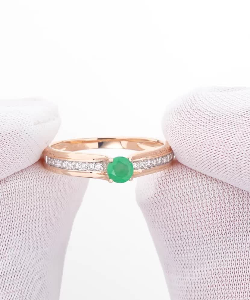 Gold ring with diamonds and emerald