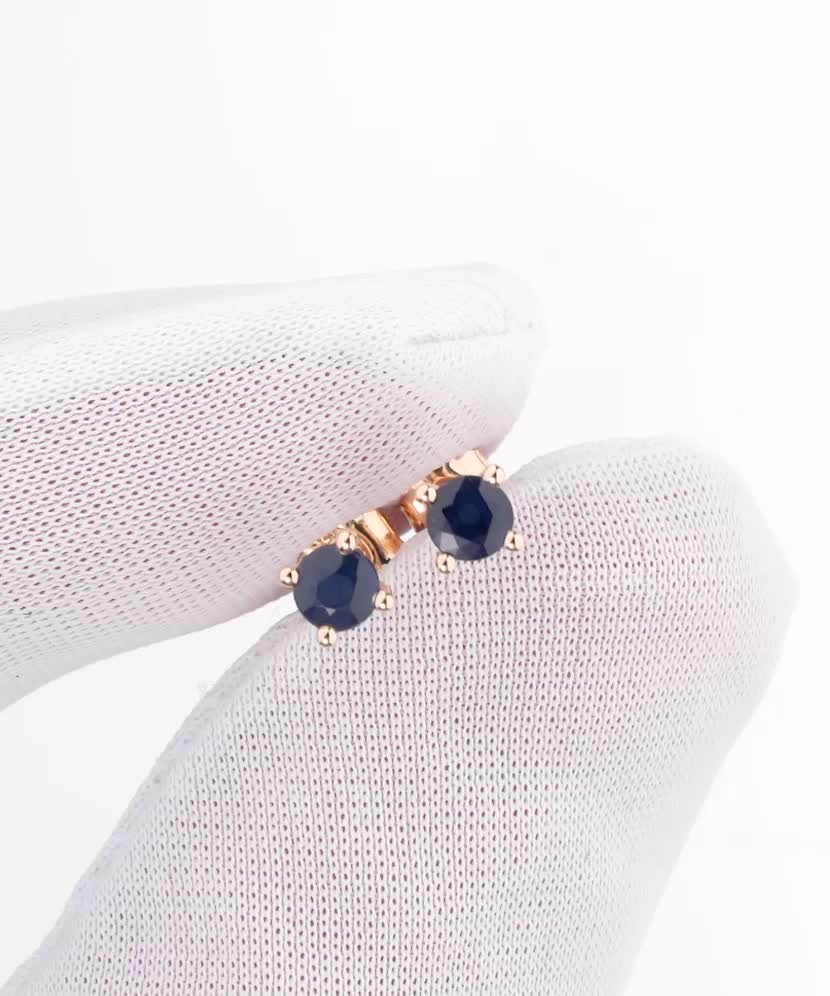 Kultaiset korvakorut safiireilla