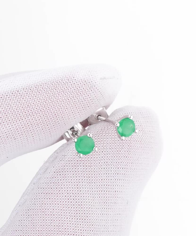 Valkokultaiset korvakorut smaragdeilla