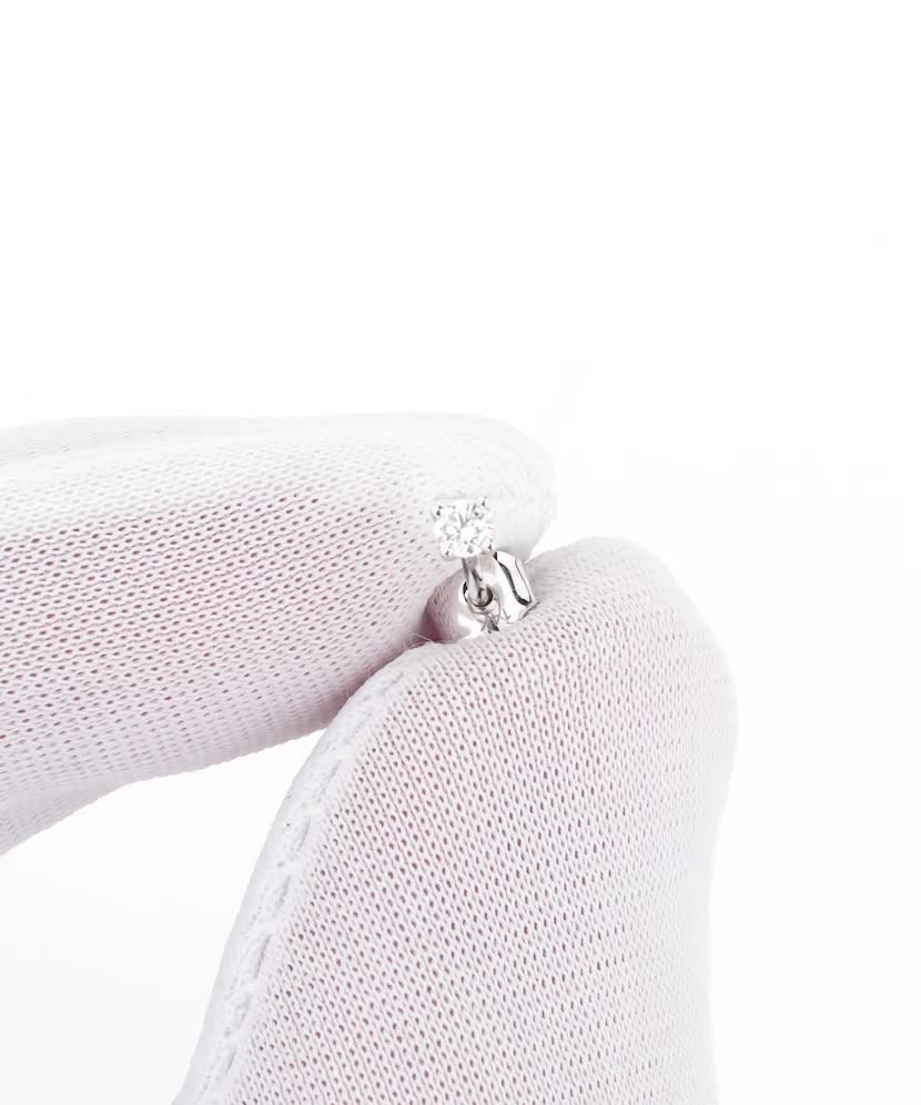 White gold earring with a 0.05 ct diamond