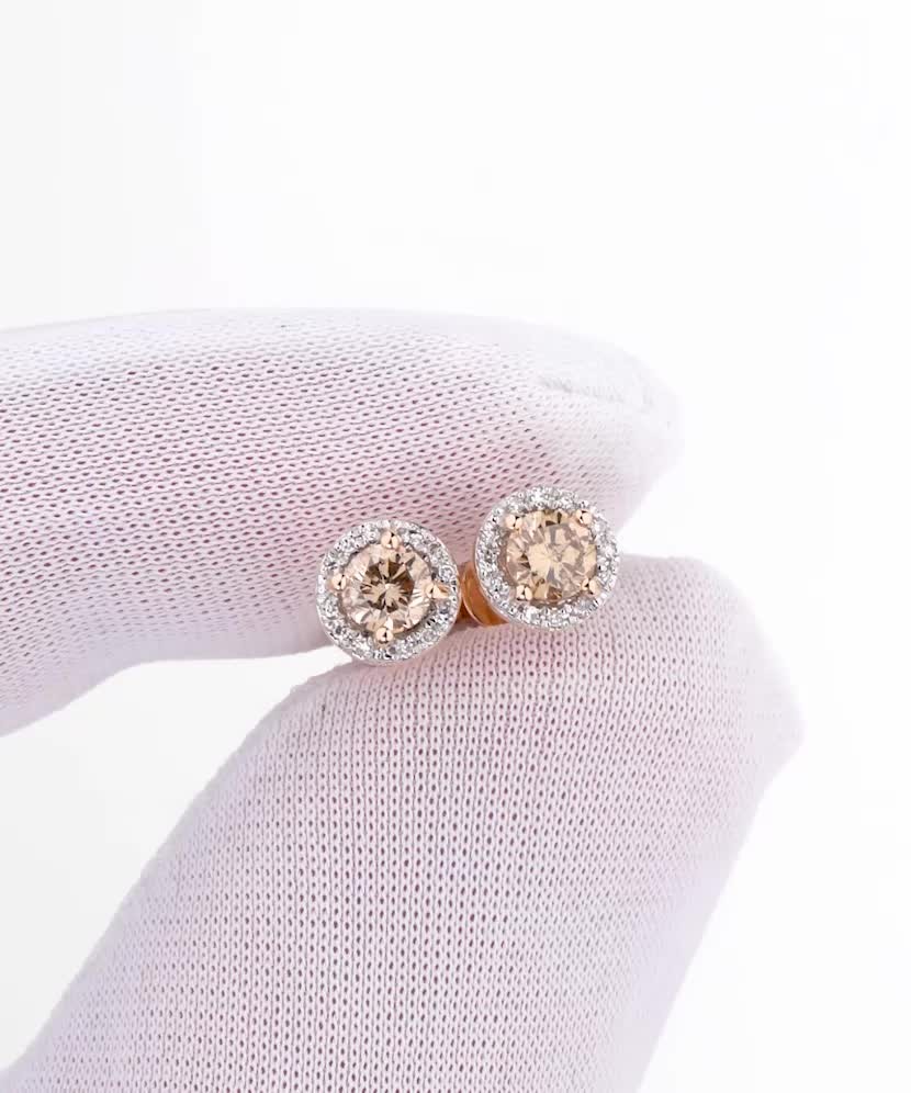 Kultaiset korvakorut konjakki- ja valkoisilla timanteilla