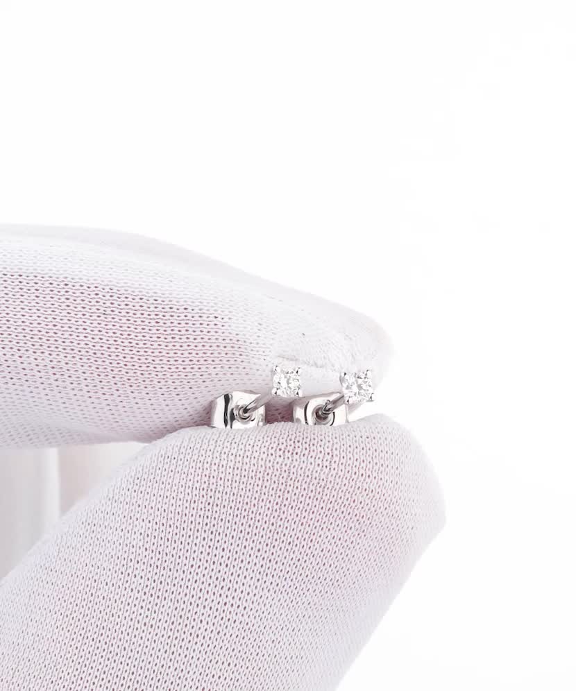 Valkokultaiset korvakorut timanteilla