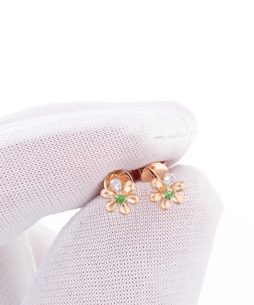 Kultaiset korvakorut timanteilla ja tsavoriiteilla “Kukat”