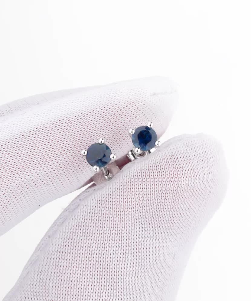 Valkokultaiset korvakorut safiireilla