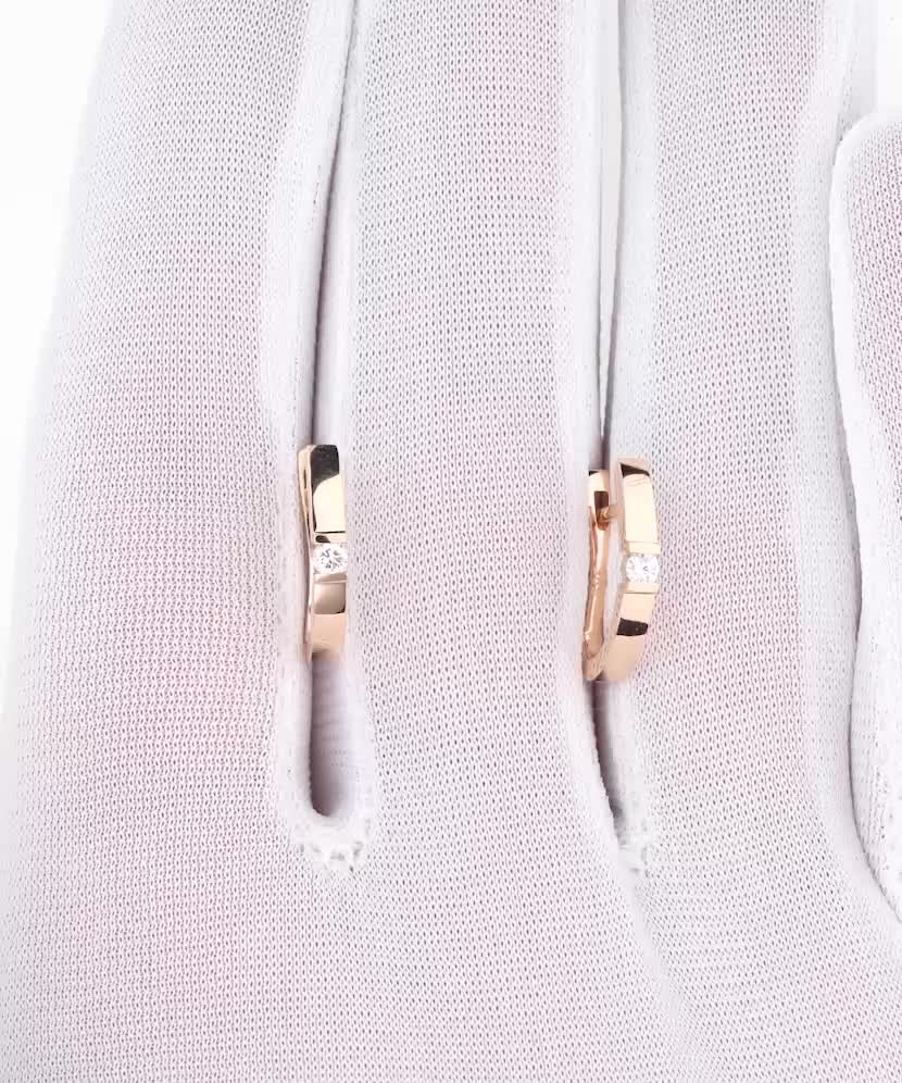 Gold earrings with diamonds
