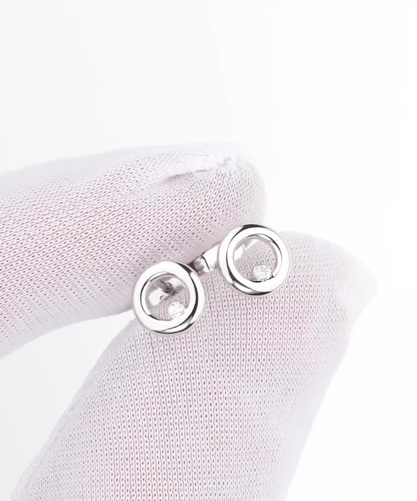 Valkokultaiset korvakorut timanteilla