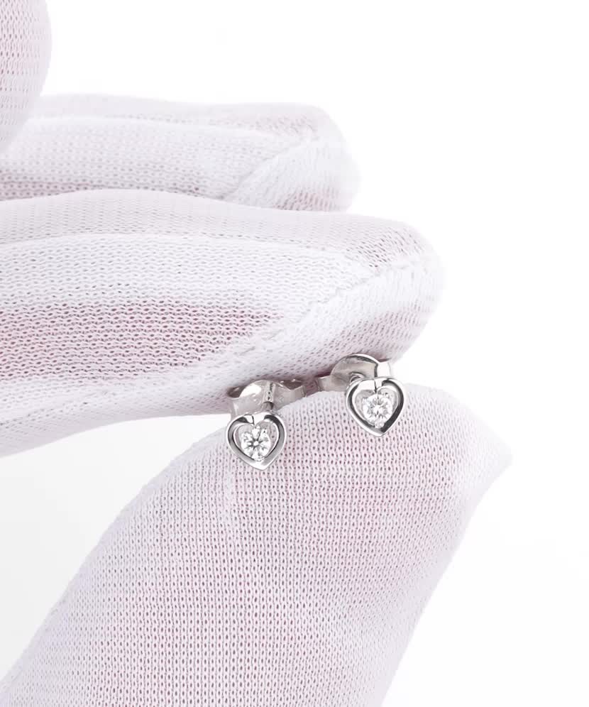 Valkokultaiset korvakorut timanteilla