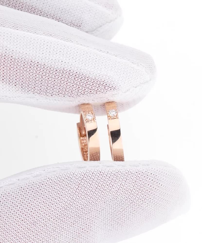 Gold earrings with diamonds