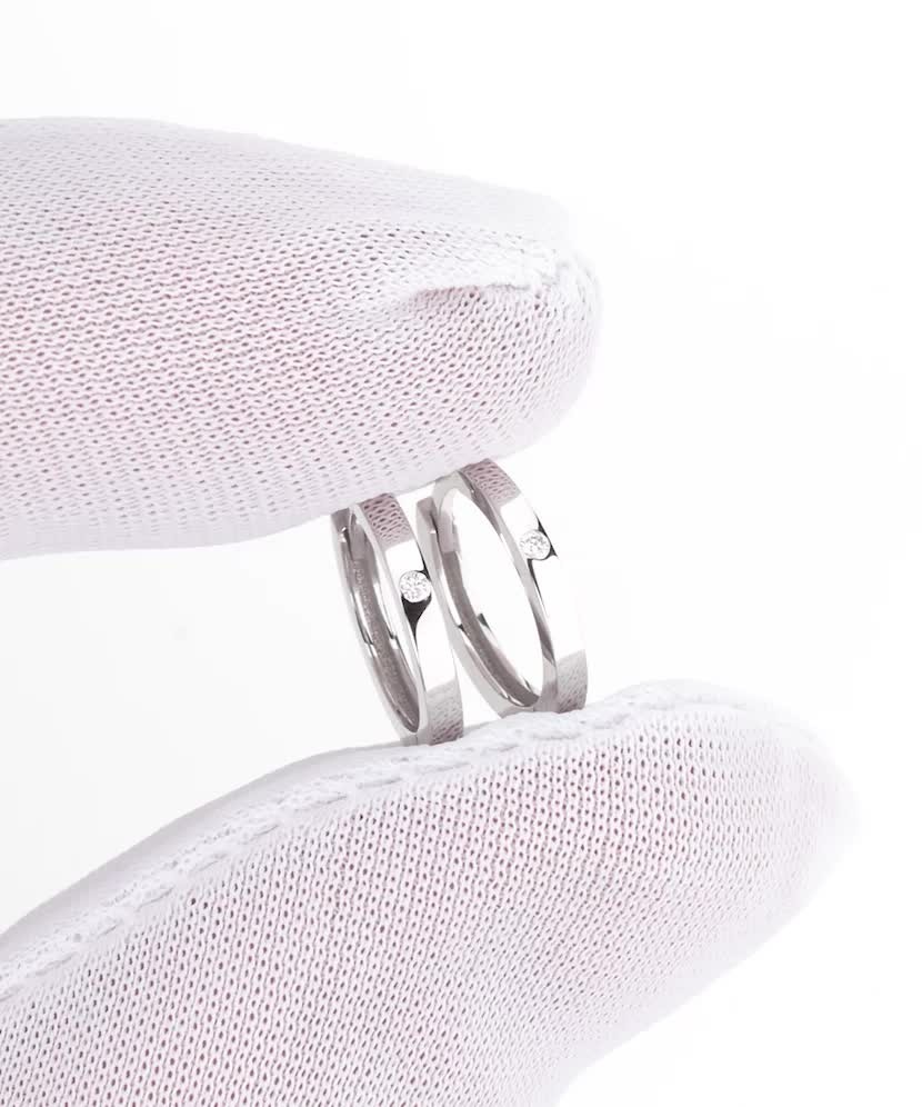 Valkokultaiset korvakorut timanteilla