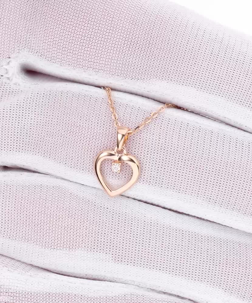 Kultainen riipus timantilla