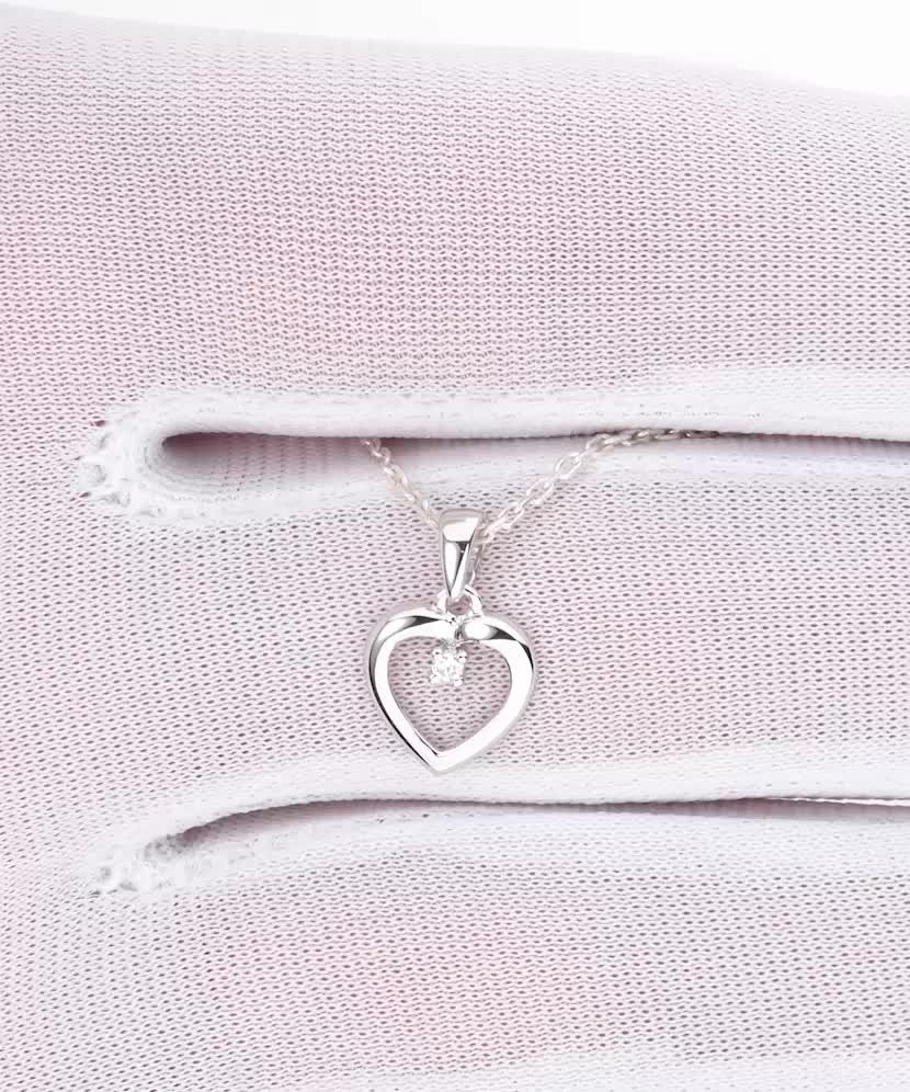 Kultainen riipus timantilla