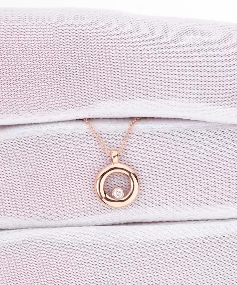 Kultainen kaulakoru timanttiriipuksella