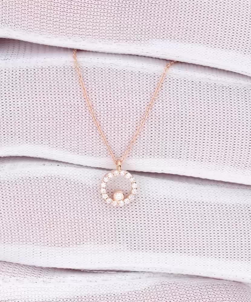 Kultainen kaulakoru timanttiriipuksella