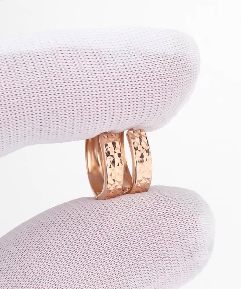 Kultakaiverretut korvakorut