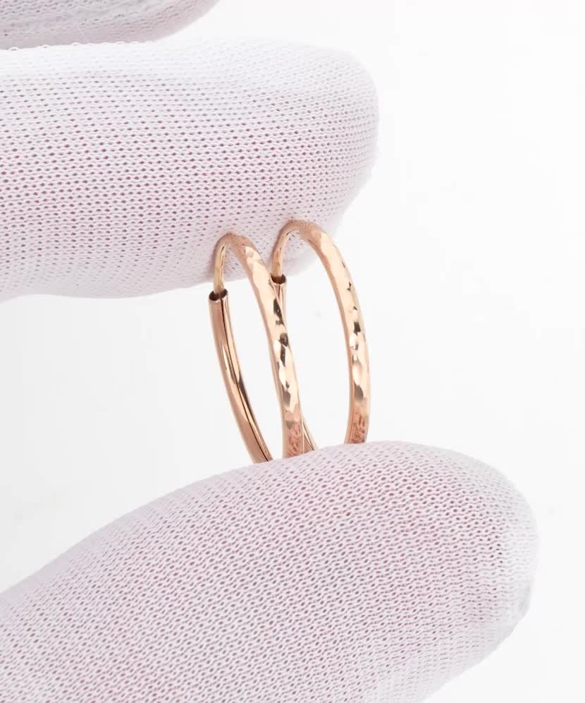 Kultakaiverretut korvakorut