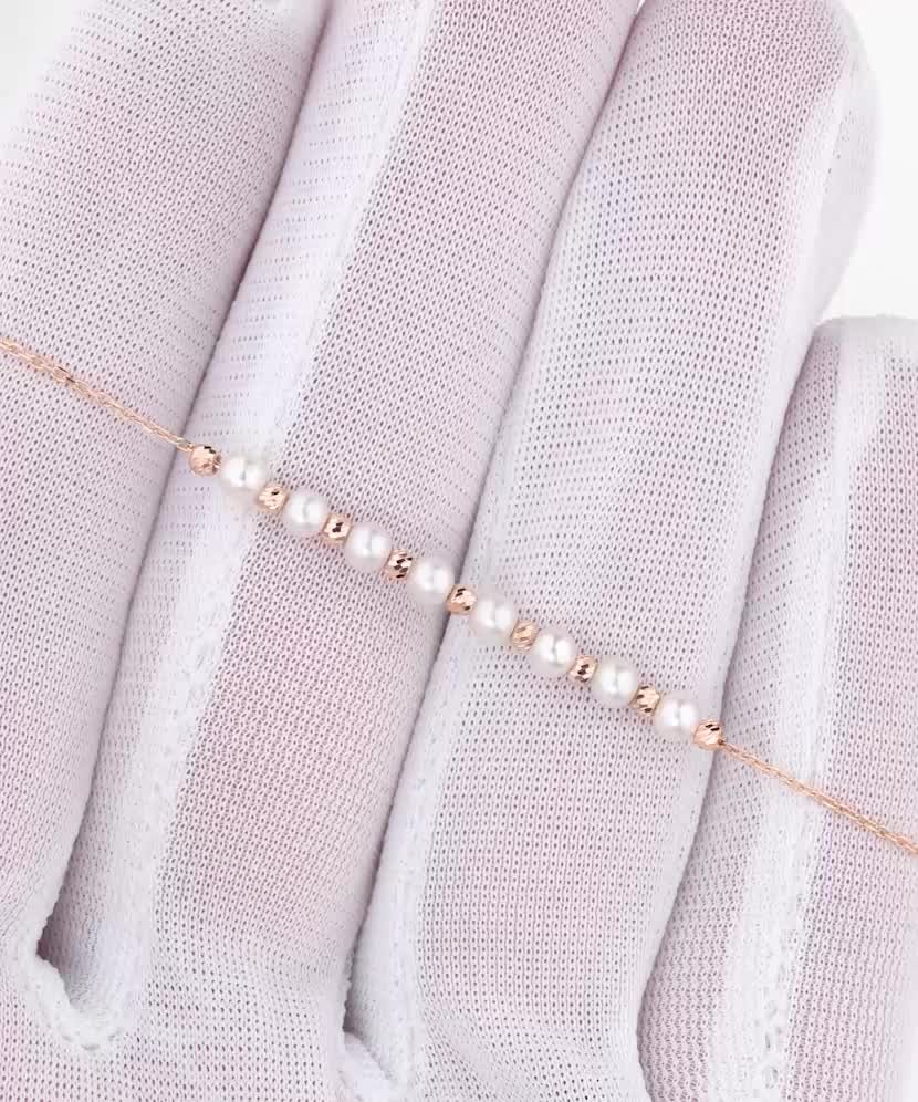 Kultainen rannekoru helmillä