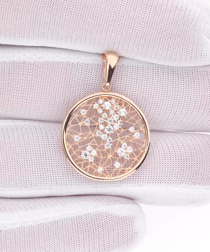 Kultainen riipus zirkoneilla