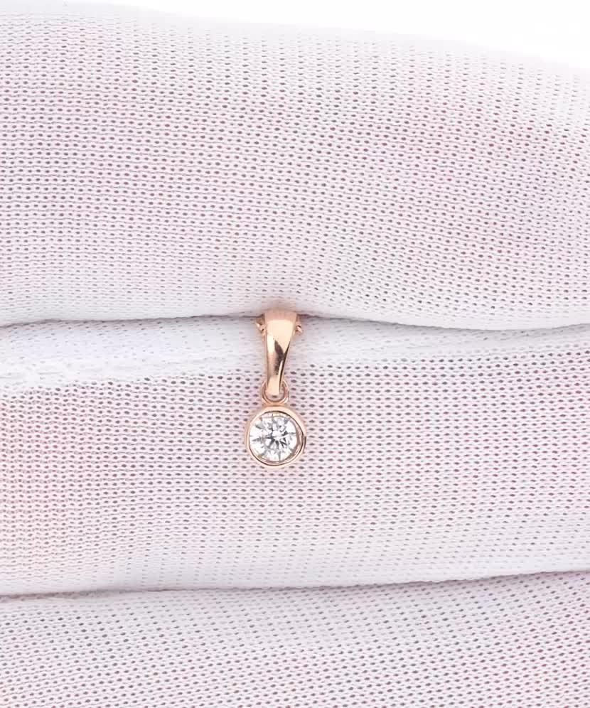 Gold pendant with zirconium