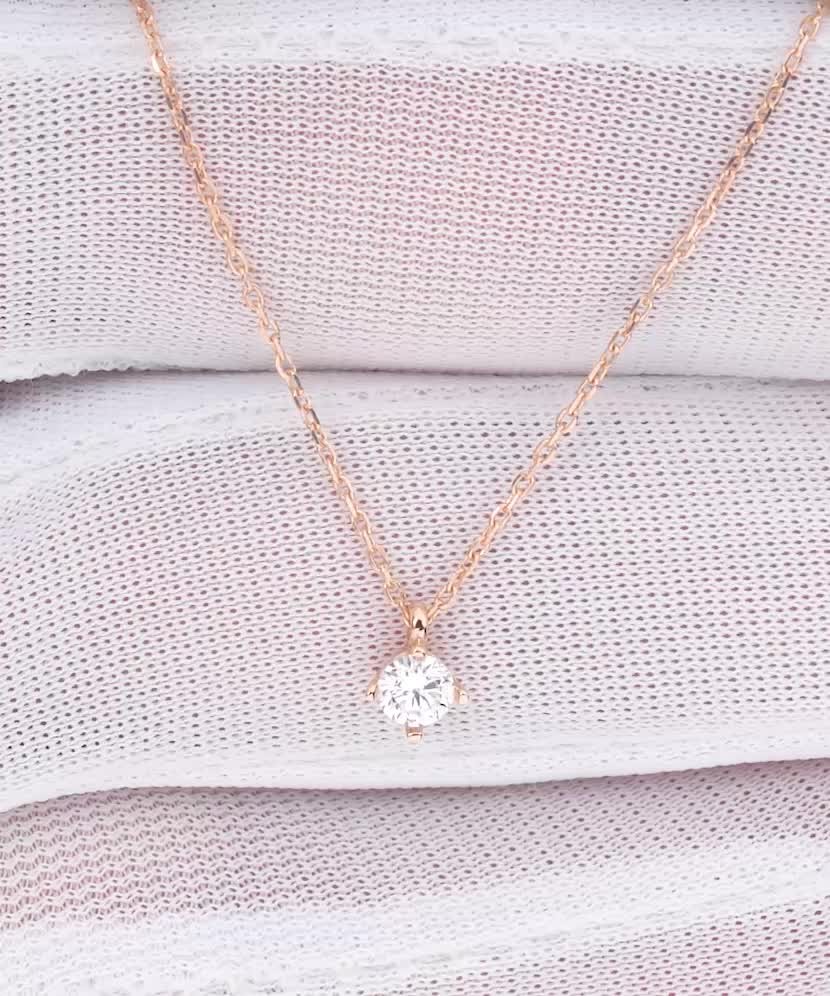 Gold chain with zirconium pendant