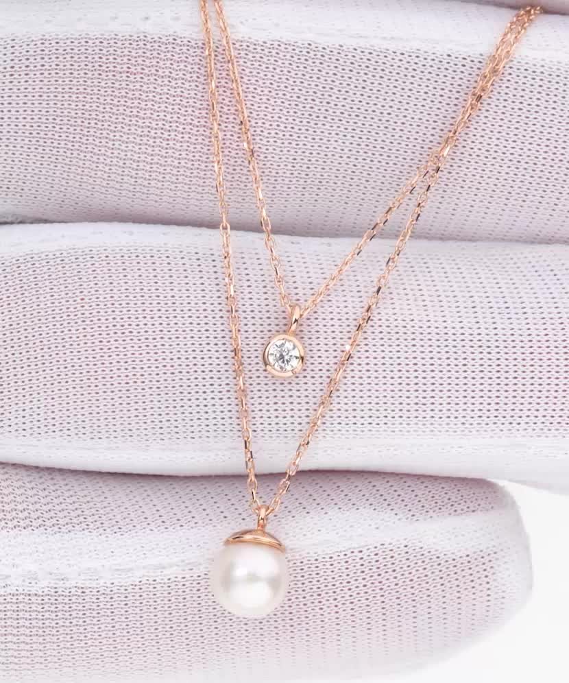 Kultainen kaulakoru helmiriipuksella