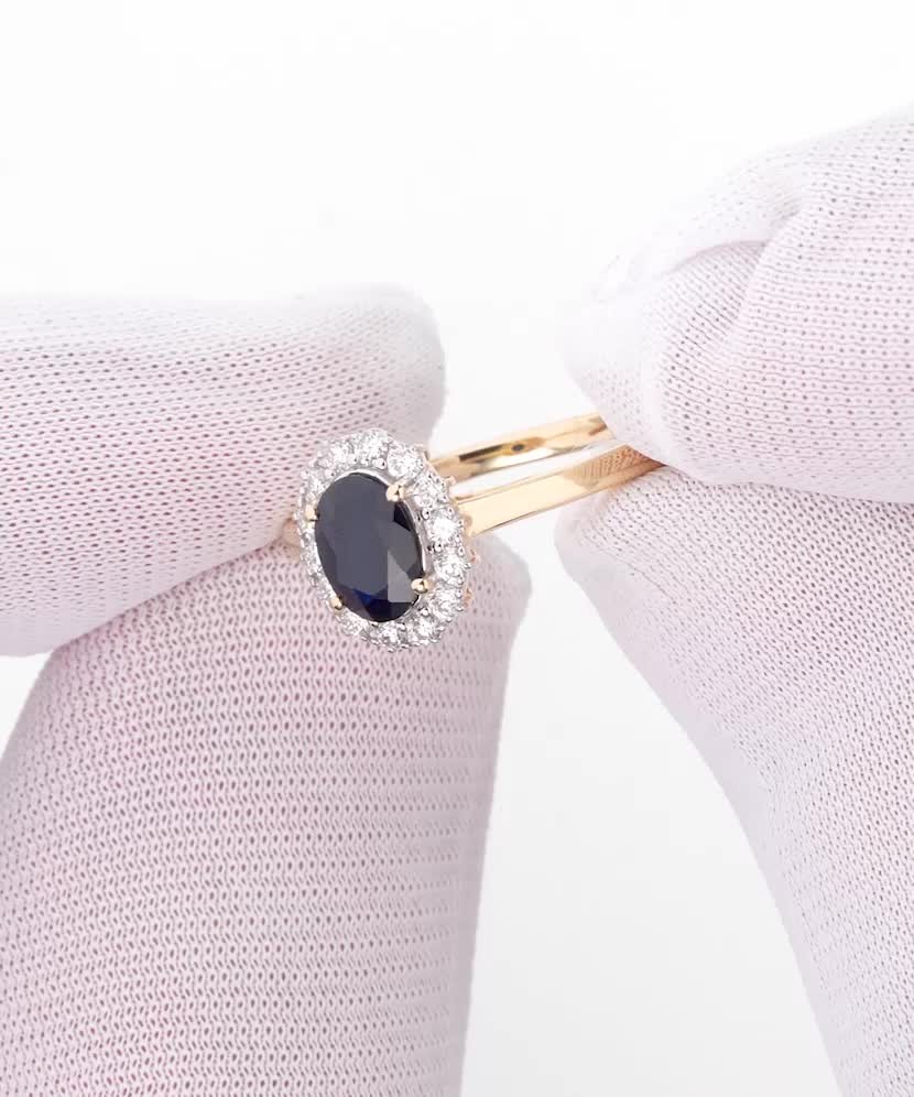 Keltakultainen sormus safiireilla ja timanteilla