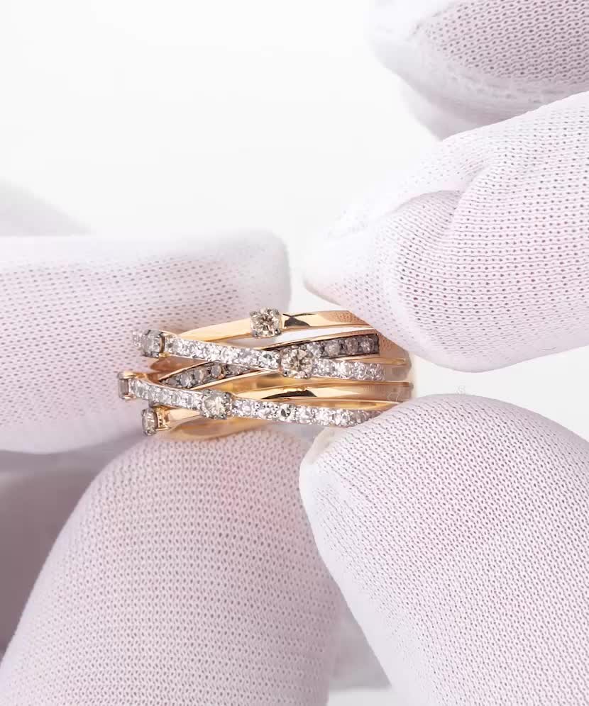 Keltakultainen sormus konjakinvärisillä timanteilla